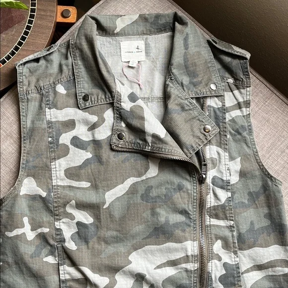 Silence + Noise Embroidered Camo Biker Vest Sleeveless Zip M - Picture 4 of 7